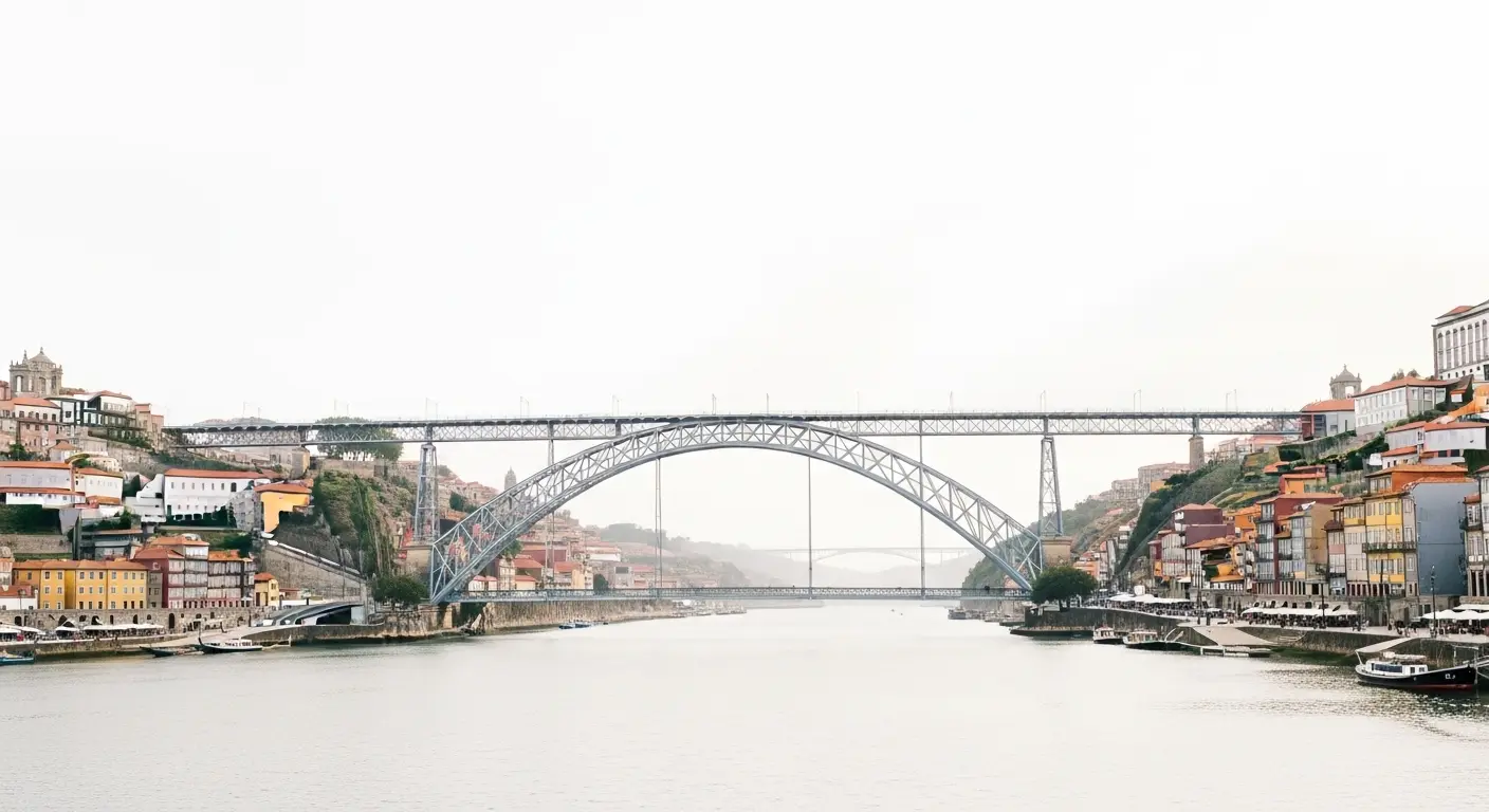 Utsikt över Dourofloden, Ribeira och den ikoniska Dom Luís I-bron i Porto, Portugal. Inspiration för boende och att flytta till Porto.