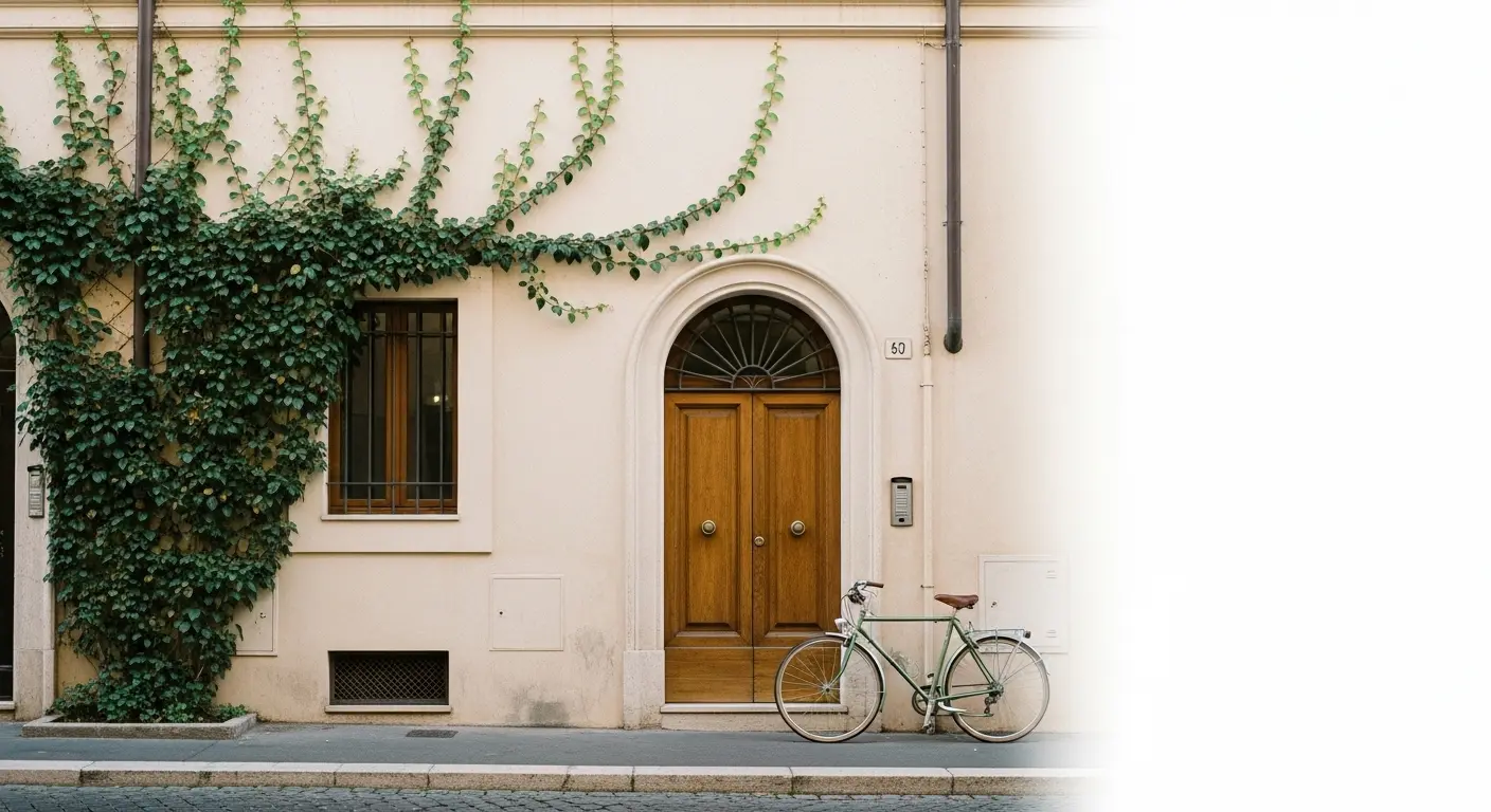 Elegant lägenhetsfasad på en lugn gata i Rom. Guide till bostadsmarknad, hyror och levnadskostnader för dig som ska flytta till Italien.
