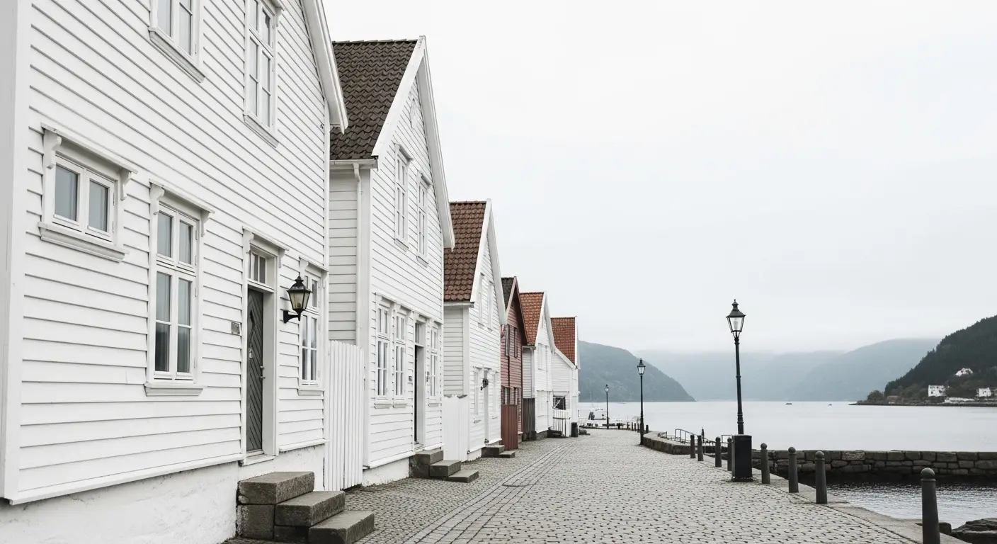 Vita traditionella trähus i Gamle Stavanger med utsikt över fjorden. Inspiration för dig som planerar att flytta till Stavanger och bo i Norge.