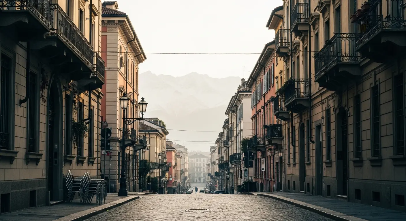 Vy över en historisk gata i Turin med Alperna i bakgrunden, en inspirerande bild för dig som planerar att flytta till och arbeta i norra Italien.